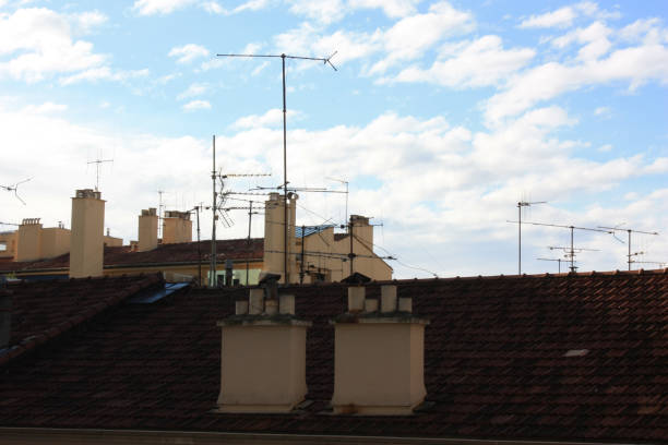 television antennas building from the outside  city of cannes - television aerial roof antenna city imagens e fotografias de stock
