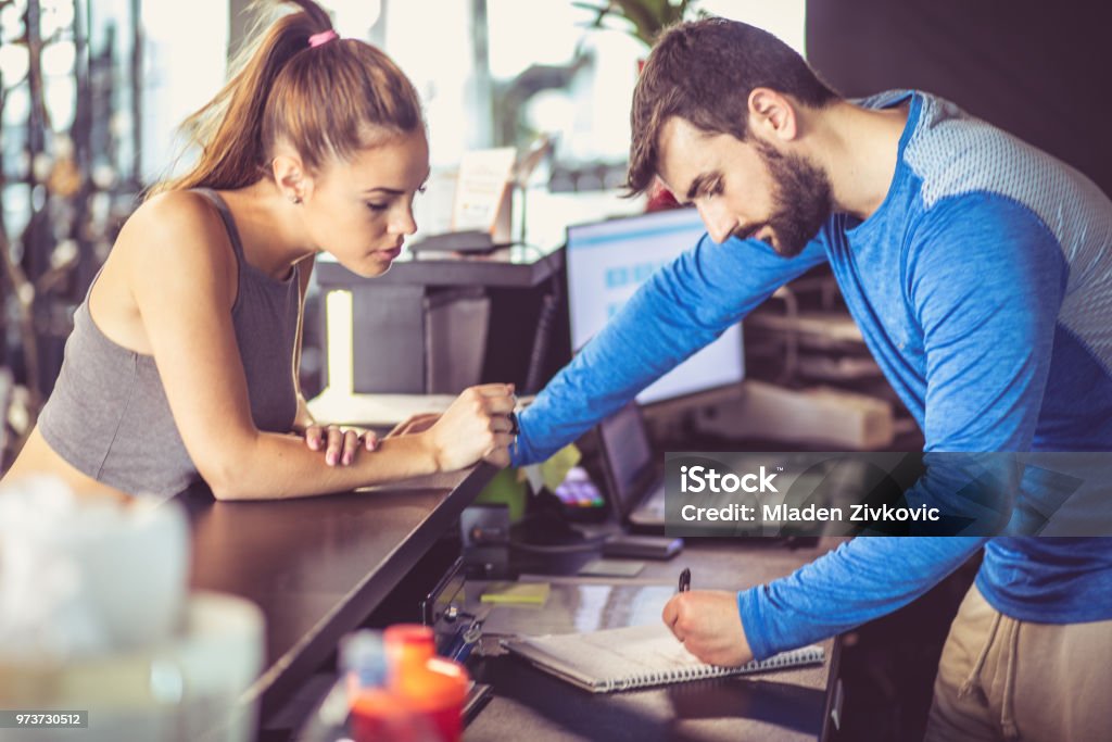 Comprobación en el gimnasio. - Foto de stock de Instructor de acondicionamiento físico libre de derechos