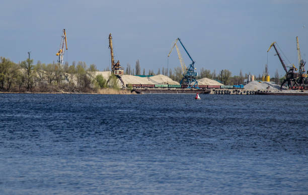 краны в грузовом порту на реке днепр в кременчуге, украина - barge beach large blue стоковые фото и изображения