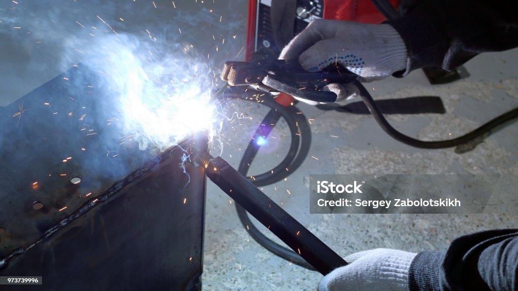 Api Terbang Welder Memproses Bagian Tempat Kerja Percikan Api Dan Api Terbang Ke ...