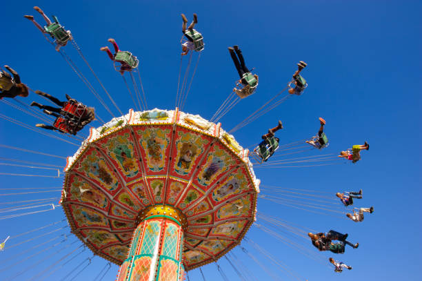 carrossel com pessoas a voar na oktoberfest em munique, alemanha - amusement park oktoberfest munich chain swing ride - fotografias e filmes do acervo