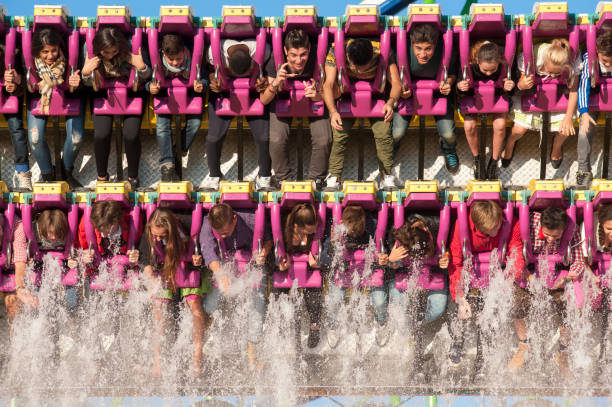 carrossel com pessoas a voar na oktoberfest em munique, alemanha - amusement park oktoberfest munich chain swing ride - fotografias e filmes do acervo