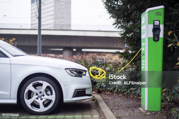 Las Estaciones En Las Calles De Dortmund De Carga De Coches Eléctricos Foto de stock y más banco de imágenes de Aire libre