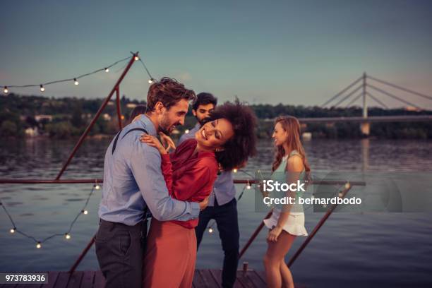 Vorrei Poter Stare Tra Le Sue Braccia Insieme - Fotografie stock e altre immagini di Crociera - Crociera, Relazione di coppia, Tipo di danza