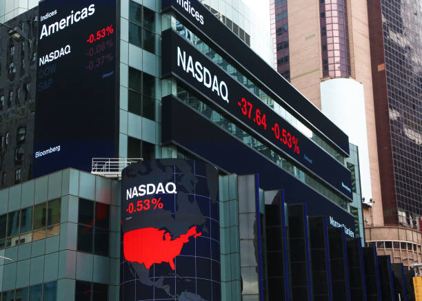 citation du nasdaq sur les panneaux lumineux à times square - bloomberg photos et images de collection