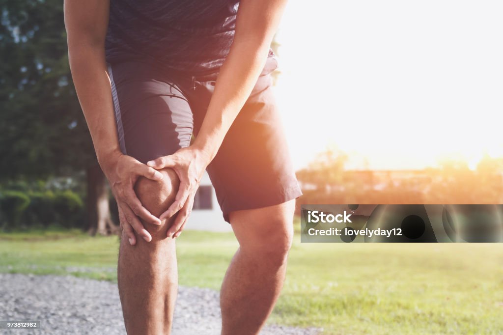 sport de coureur avec blessure au genou en cours d’exécution au parc - Photo de Genou libre de droits