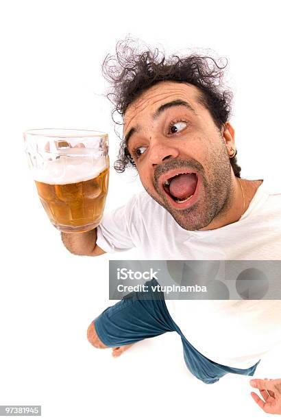 Mann Und Bier Stockfoto und mehr Bilder von Alkoholisches Getränk - Alkoholisches Getränk, Alle Menschen, Bier