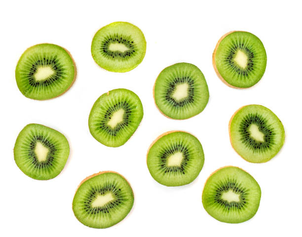 kiwi frutta fette macro.  kiwi maturo isolato su sfondo bianco. sfondo astratto tropicale fresco - kiwi foto e immagini stock