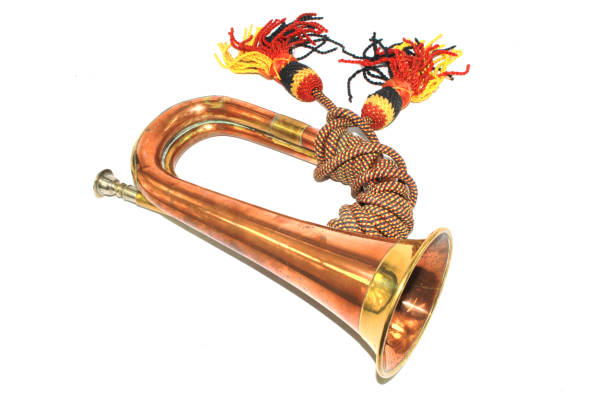 ein messing und kupfer kleiner bugle instrument auf weißem hintergrund - brass instrument trumpet classical music flugelhorn stock-fotos und bilder