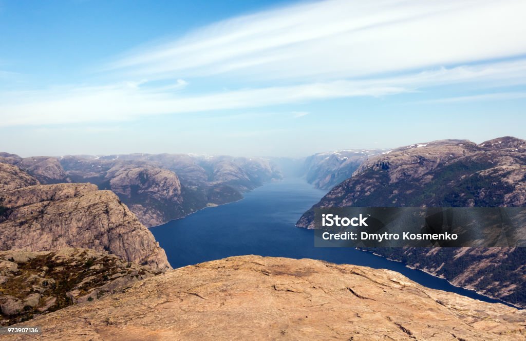 Foto de Preikestolen, la roca del púlpito en Lysefjord en Noruega. Vista aérea. - Foto de stock de Acantilado libre de derechos