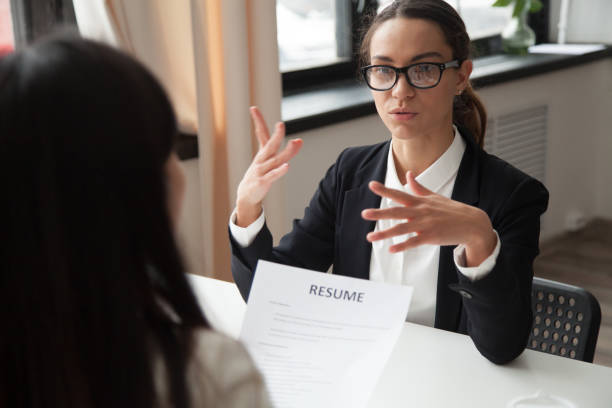 면접에서 얘기 하는 안경에 자신감 천년 여성 신청자 - job search recruitment occupation employment issues 뉴스 사진 이미지