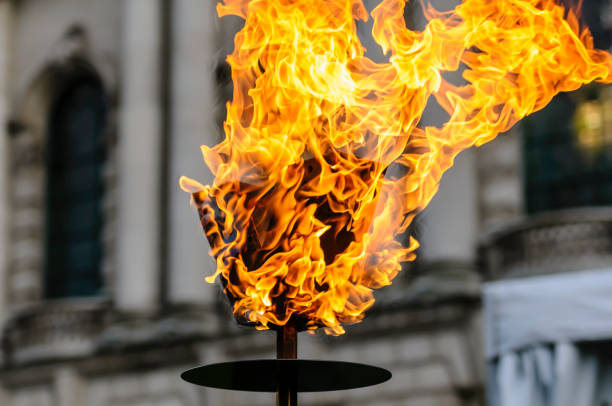 горящий факел маяк из парафинового воска - beacon стоковые фото и изображения
