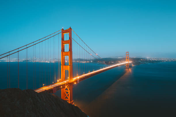 golden gate bridge al crepuscolo, san francisco, california, usa - golden gate bridge bridge night sunset foto e immagini stock