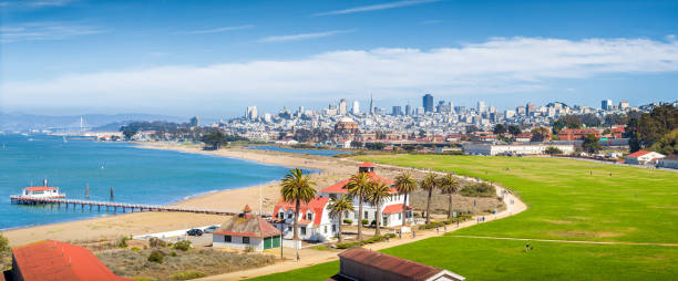 クリッシー フィールド、カリフォルニア州、アメリカ合衆国のサンフランシスコのスカイライン - panoramic san francisco bay area golden gate bridge san francisco bay ストックフォトと画像