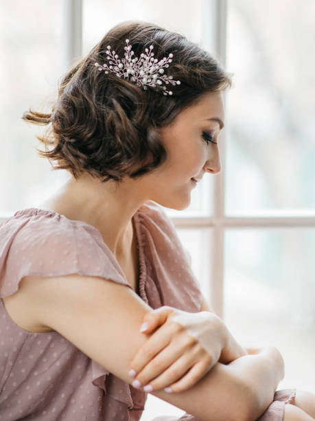 giovane donna con bella acconciatura decorata da elegante accessorio per capelli - capelli corti foto e immagini stock