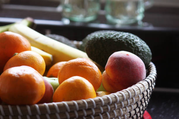 フルーツの盛り合わせ - fruit vegetable fruit bowl peaches ストックフォトと画像