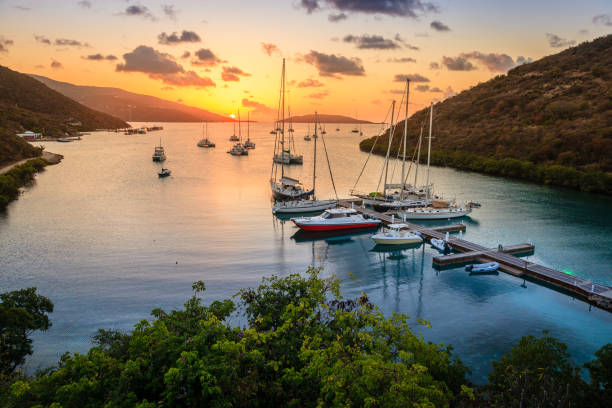 zachód słońca na tropikalnej wyspie - sailboat sky mast sailing zdjęcia i obrazy z banku zdjęć