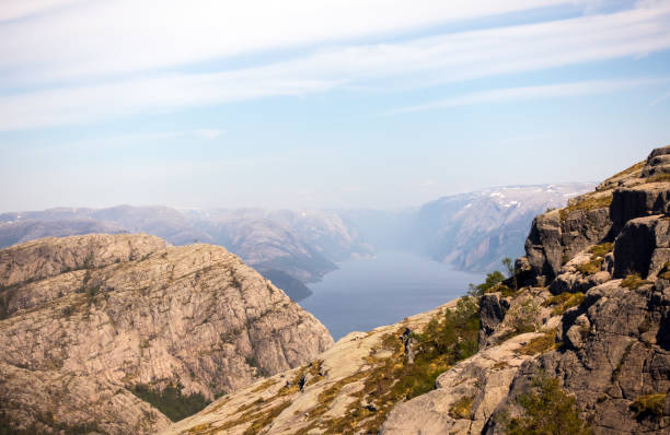 zdjęcie preikestolen, pulpit rock w lysefjord w norwegii. widok z lotu ptaka. - rock norway courage mountain zdjęcia i obrazy z banku zdjęć