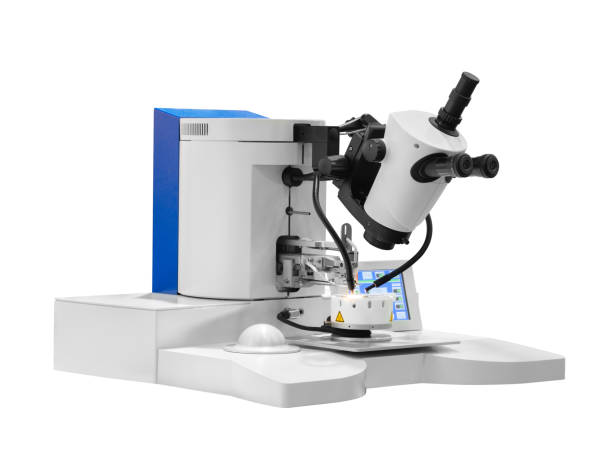 il microscopio viene utilizzato per controllare chip isolati su sfondo bianco - technician isolated on white work tool magnification foto e immagini stock