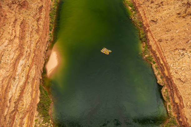 rafting sur le fleuve colorado. - rafting white water rafting river colorado photos et images de collection