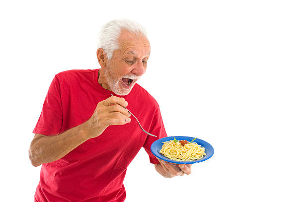 massa de tempo - eating senior adult color image spaghetti imagens e fotografias de stock