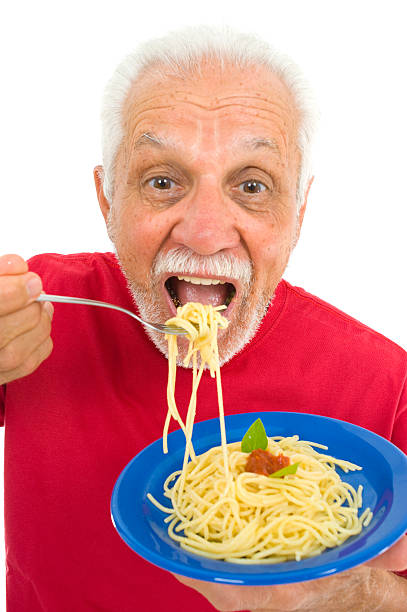massa de tempo - eating senior adult color image spaghetti imagens e fotografias de stock
