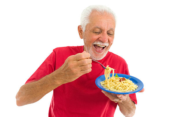 massa de tempo - eating senior adult color image spaghetti imagens e fotografias de stock