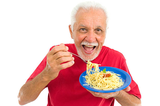 massa de tempo - eating senior adult color image spaghetti imagens e fotografias de stock