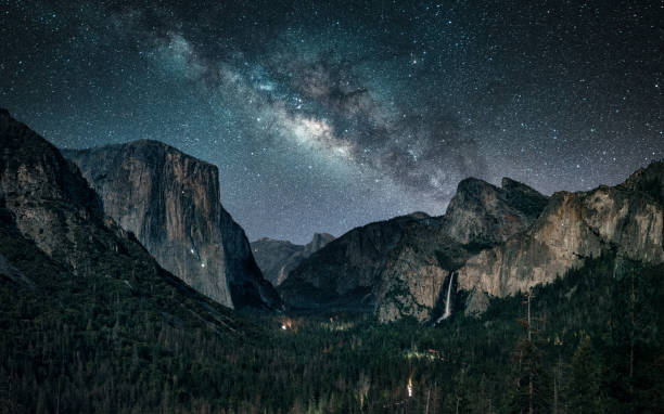 osservazione delle stelle al parco nazionale di yosemite - yosemite national park waterfall half dome california foto e immagini stock