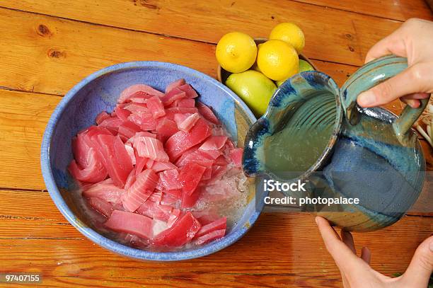 Cucinare Pesce Tonno - Fotografie stock e altre immagini di Alimentazione sana - Alimentazione sana, Ambientazione interna, Cibi e bevande