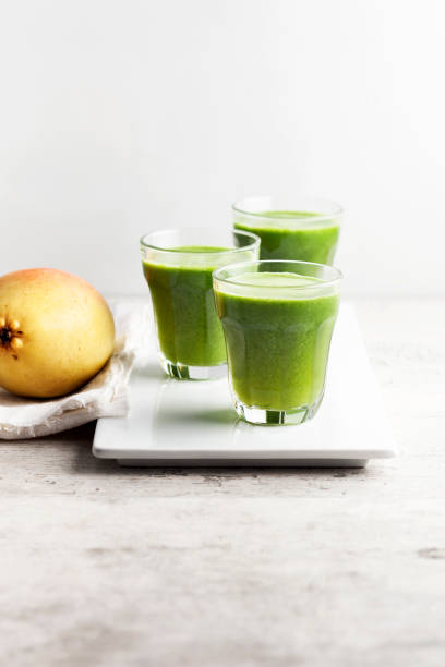 smoothie vert  - green smoothie vegetable juice fruit photos et images de collection