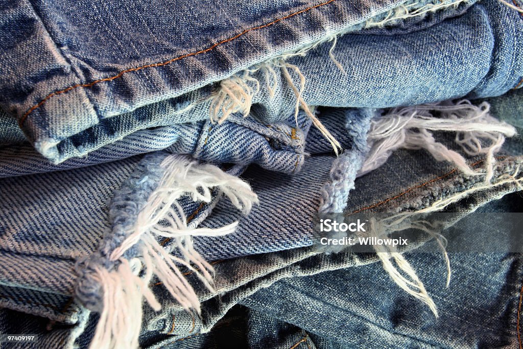 Ragged antigo Jeans azul em uma confusão pilha - Foto de stock de Jeans - Calça Comprida royalty-free