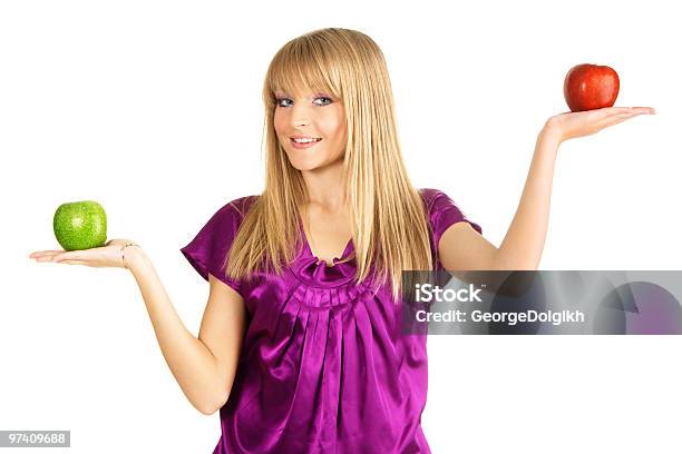 Schönes Mädchen Holding Zwei Frische Äpfel Stockfoto und mehr Bilder von Abnehmen - Abnehmen, Apfel, Attraktive Frau