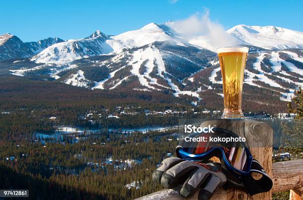 Foto de Montanha Minibar Óculos E Gloves Depois Após O Esqui e mais fotos de stock de Esqui - Esqui e snowboard