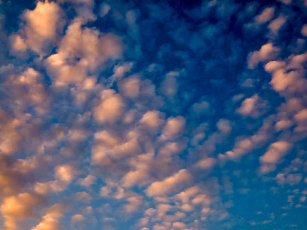 kolorowe chmury o zachodzie słońca - 3270 zdjęcia i obrazy z banku zdjęć