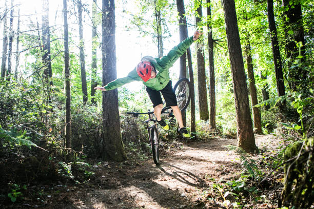 산악 자전거 가신에 충돌 하는 남자 - cycling bicycle mountain bike sport 뉴스 사진 이미지