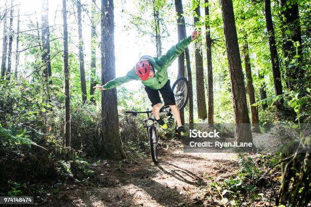 Foto de Homem Que Cair Na Pista De Mountain Bike e mais fotos de stock de Humor - Humor, Colisão, Bicicleta