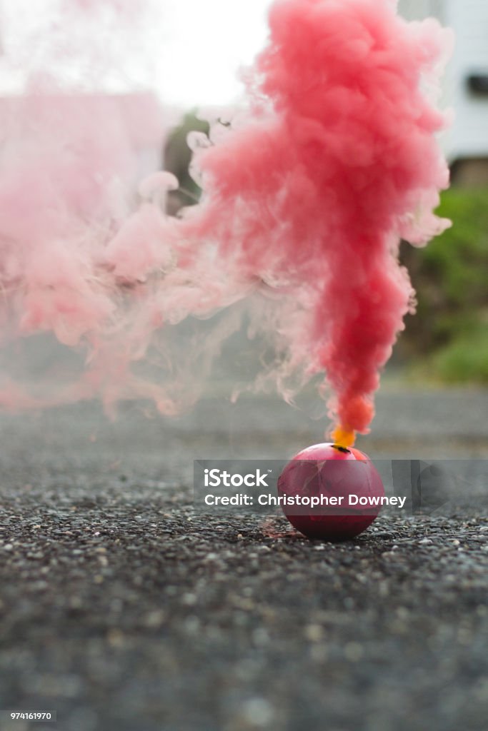 tyktflydende køkken udslettelse Red Smoke Bomb Stock Photo - Download Image Now - Smoke Bomb, Asphalt, Bomb  - iStock