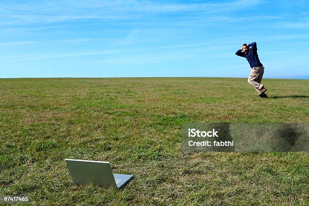 Przytłoczony Człowiek Biegania W Terenie Z Dala Od Laptopa - zdjęcia stockowe i więcej obrazów Biegać