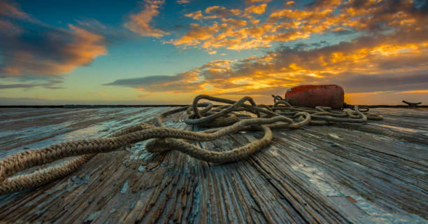 黄金の夜明け - 海老釣り漁船 ストックフォトと画像