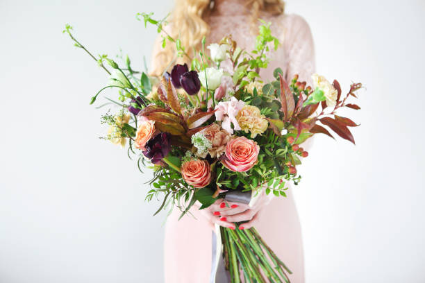 необычный свадебный стильный букет в руках невесты - bouquet flower bunch individuality стоковые фото и изображения