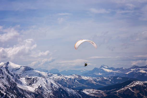 paralotnianie nad alpami - european alps mountain air directly above zdjęcia i obrazy z banku zdjęć