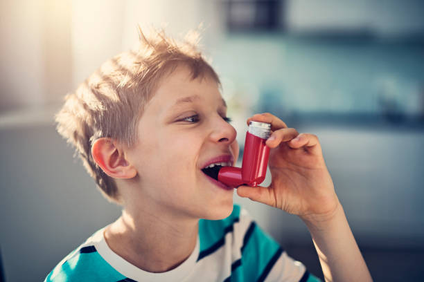 mały chłopiec i jego inhalator astmy - asthmatic child asthma inhaler inhaling zdjęcia i obrazy z banku zdjęć