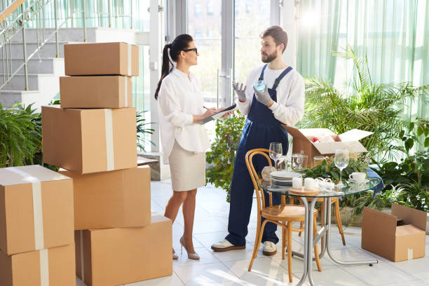 istock Mover showing glass to customer 974198186