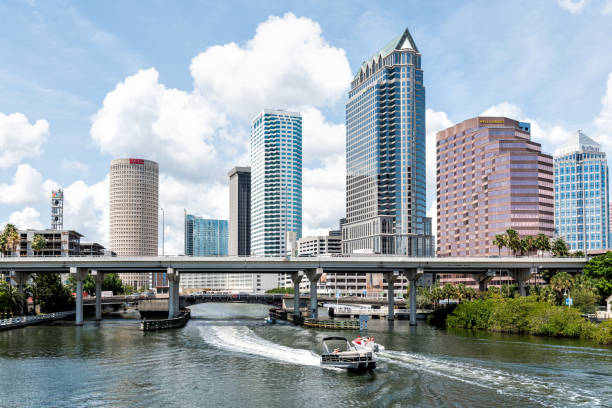 centro de la ciudad de florida con puentes, carretera, barco yate, modernos edificios de oficinas de rascacielos con signos de bank of america, wells fargo, nbc y sykes - nbc fotografías e imágenes de stock