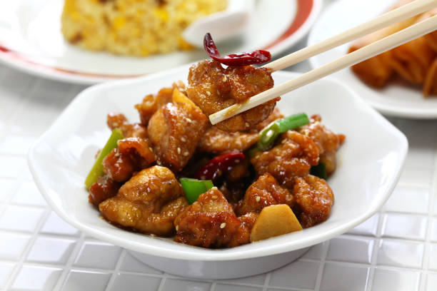 general tso’s chicken, fried rice, spring rolls, american chinese cuisine - chicken general tso food imagens e fotografias de stock