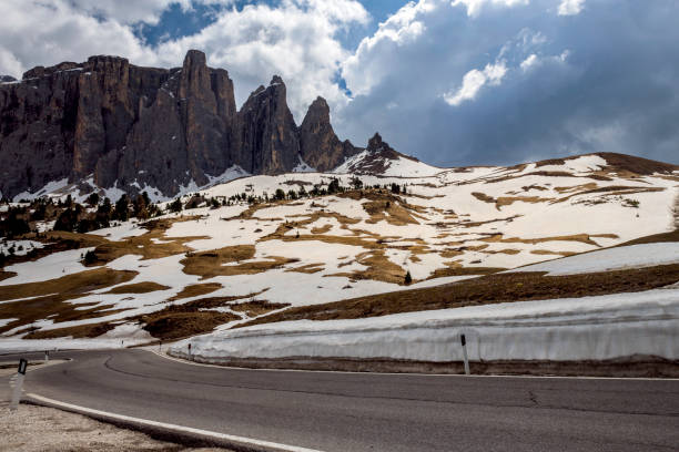 strada per il passo sella, dolomiti, italia, alpi europee - sella pass foto e immagini stock