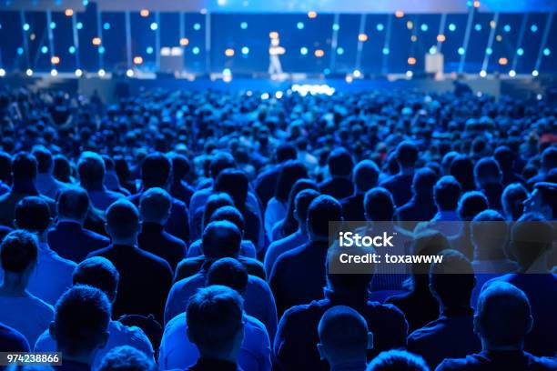 Audiencia Escucha Al Profesor En La Conferencia Foto de stock y más banco de imágenes de Conferencia - Evento - Conferencia - Evento, Acontecimiento, Reunión