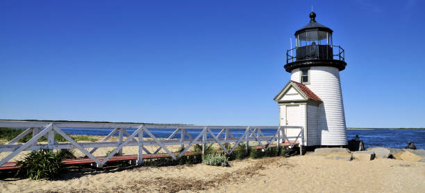 nantucket`s brant point lighthouse - lighthouse massachusetts beach coastline imagens e fotografias de stock