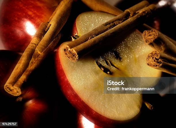 Jabłko Z Cynamonem - zdjęcia stockowe i więcej obrazów Bez ludzi - Bez ludzi, Bliskie zbliżenie, Błyszczący